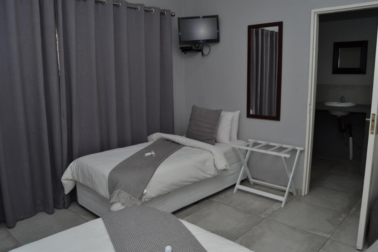 African Sands Guesthouse Load Shedding Free Bloemfontein Exterior foto